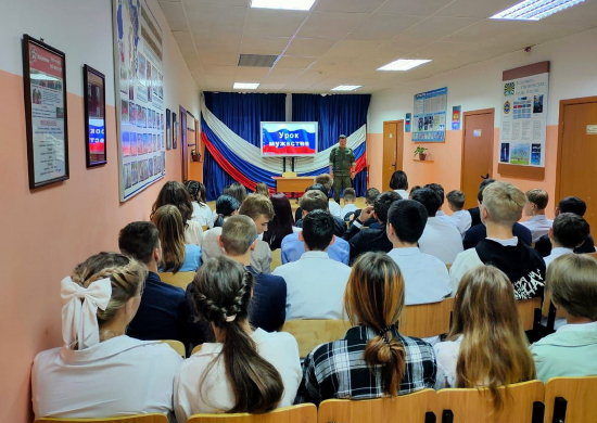 В Киргизии российские военнослужащие провели урок мужества для обучающихся школы № 2 Минобороны России
