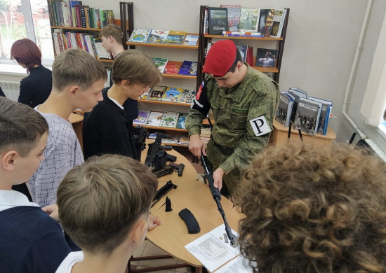 В Омске военные полицейские ЦВО провели патриотическое мероприятие со школьниками