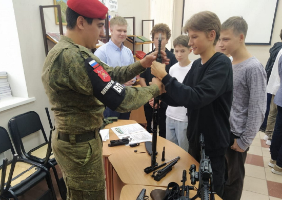 В Омске военные полицейские ЦВО провели патриотическое мероприятие со школьниками