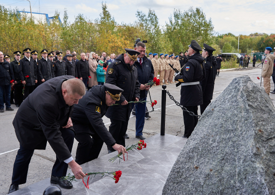 В Полярном торжественно открыли памятный знак на месте первого подразделения военной контрразведки Северного флота