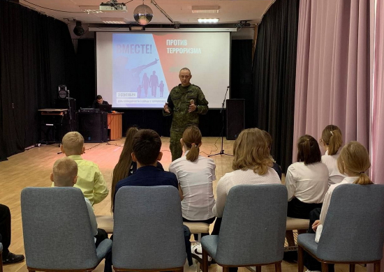 В Свердловской области военнослужащие ЦВО провели для воспитанников культурно-досугового центра час мужества «Мы против террора»