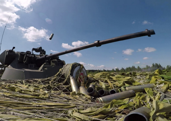 В Свердловской области военнослужащие отработали контрольные упражнения по вождению и стрельбе из бронетранспортера