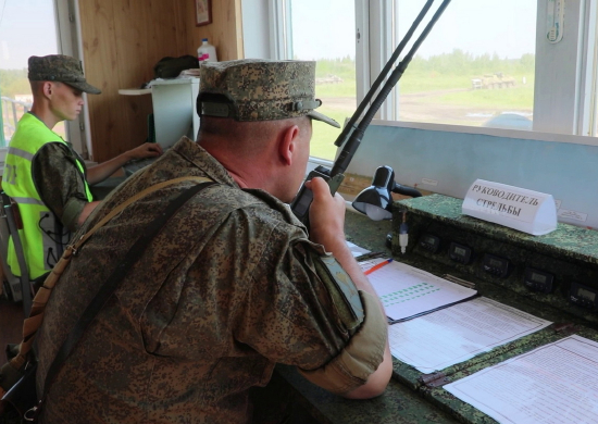 В Свердловской области военнослужащие отработали контрольные упражнения по вождению и стрельбе из бронетранспортера