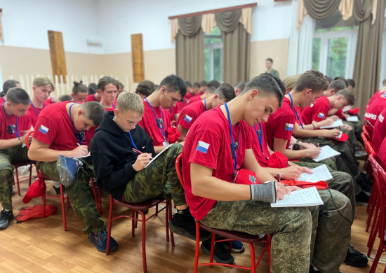 В учебно-методическом центре «Авангард» в Хабаровске со школьниками проводится курс начальной военной подготовки