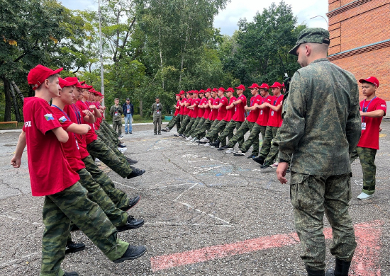 В учебно-методическом центре «Авангард» в Хабаровске со школьниками проводится курс начальной военной подготовки