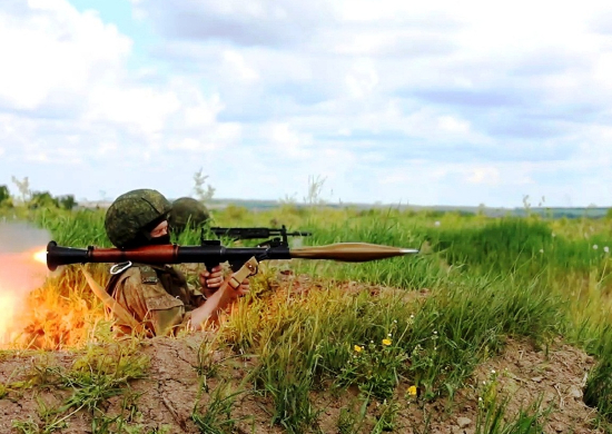 Военнослужащие армейского корпуса ВВО на Сахалине обучаются ведению огня из противотанкового гранатомёта РПГ-7В