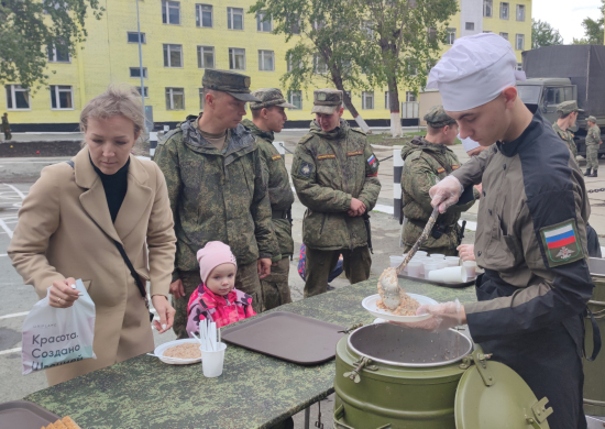 Военнослужащие ЦВО устроили праздник «Осеннее приключение» для детей из Екатеринбурга