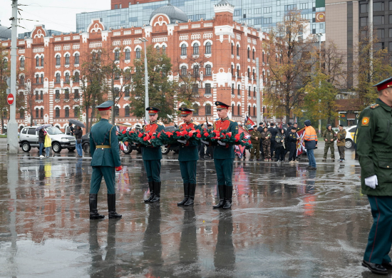 Военнослужащие ЦВО возложили цветы к памятнику УДТК в День танкиста
