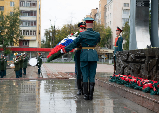 Военнослужащие ЦВО возложили цветы к памятнику УДТК в День танкиста