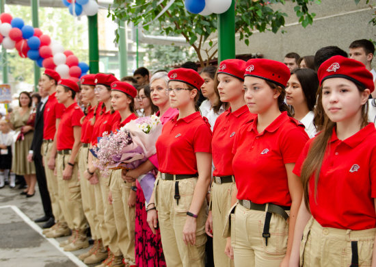 Военнослужащие российской военной базы в Таджикистане поздравили учеников школы №6 Министерства обороны РФ с Днем знаний
