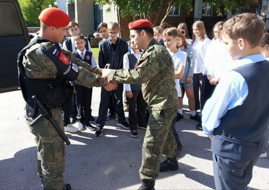 Военнослужащие военной полиции ЦВО провели урок мужества для школьников Новосибирска