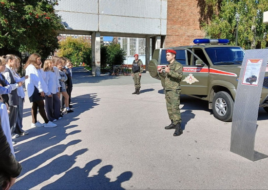 Военнослужащие военной полиции ЦВО провели урок мужества для школьников Новосибирска