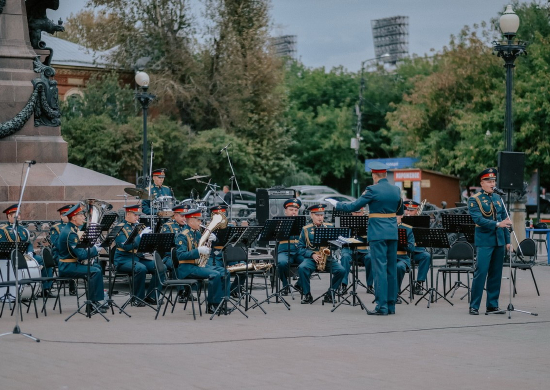 Военные оркестры Сибири приняли участие во всероссийском фестивале-конкурсе духовых инструментальных исполнителей в Иркутске