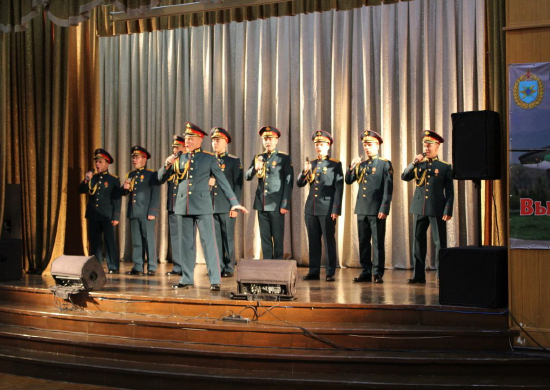 Артисты ансамбля песни и пляски ЦВО поздравили личный состав российской объединённой военной базы в Киргизии с юбилеем