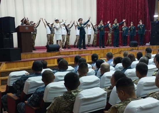 Артисты ансамбля песни и пляски ЦВО выступили перед сотрудниками МВД Киргизской Республики