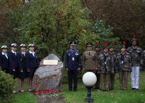 Делегация Национального кадетского корпуса Индии возложила цветы в память о герое ВОВ на территории Пансиона воспитанниц Минобороны России