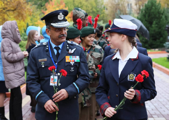 Делегация Национального кадетского корпуса Индии возложила цветы в память о герое ВОВ на территории Пансиона воспитанниц Минобороны России