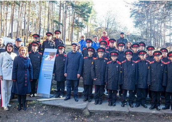 Екатеринбургские суворовцы приняли участие в эколого-патриотической акции, посвященной 100-летию со дня рождения Эдуарда Асадова