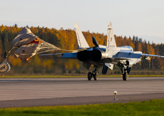 Экипажи истребителей Су-35 и МиГ-31 Ленинградского объединения ВВС и ПВО отработали уничтожение воздушных целей