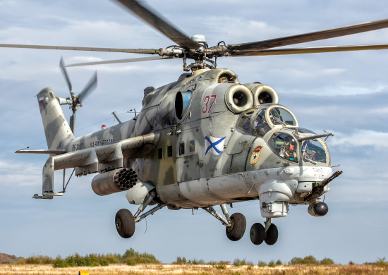 Экипажи ударных вертолетов Ми-24 отработали применение авиационных средств поражения по морским целям