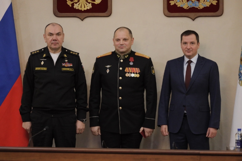 Командующий Северным флотом вручил награду военному комиссару Архангельской области