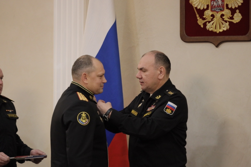 Командующий Северным флотом вручил награду военному комиссару Архангельской области