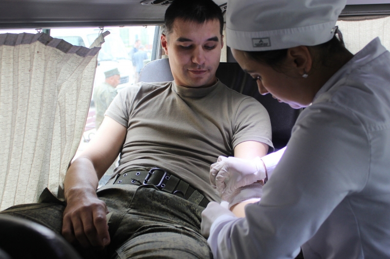 Личный состав 201-й военной базы добровольно сдал кровь на нужды медицинских учреждений Таджикистана