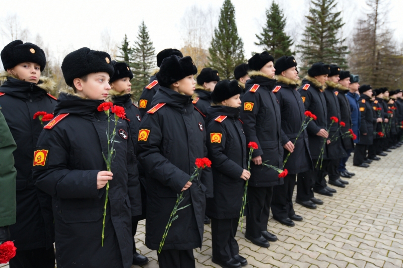 Минобороны России организовало экскурсию для воспитанников трех суворовских военных училищ на самый северный космодром