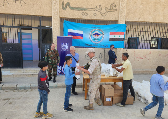 Российские военнослужащие передали гуманитарную помощь сирийским школьникам провинции Риф-Дамаск