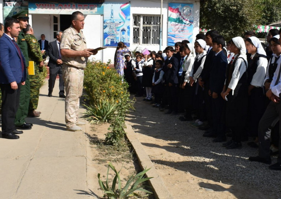 Российские военнослужащие поздравили с Днём государственного языка Республики Таджикистан коллектив школы № 108 кишлака Даръебод
