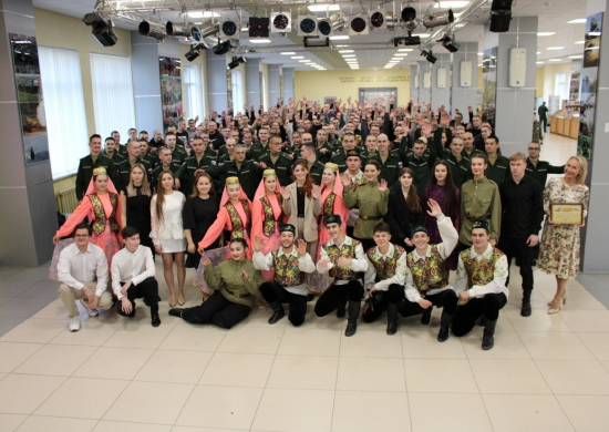 Студенты Татарстана выступили на сборном пункте перед призывниками