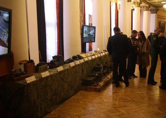Связисты ЦВО провели выставку спецсредств в Екатеринбурге