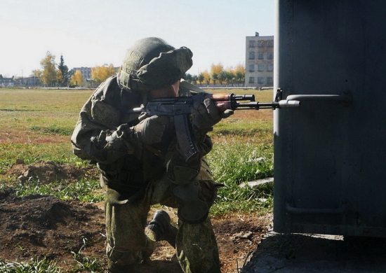 В Алтайском крае мотострелки ЦВО учились отражать нападение на военные объекты