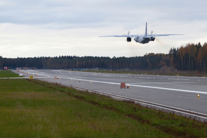 В Ленинградской области экипажи транспортной авиации  провели учебно-тренировочные полеты