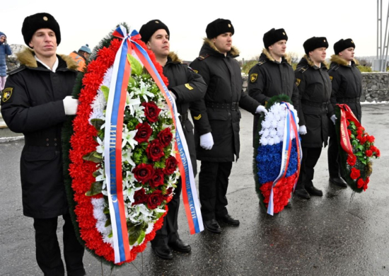 В Мурманске военнослужащие Северного флота приняли участие в памятных мероприятиях, посвященных 79-й годовщине разгрома гитлеровских захватчиков в Заполярье