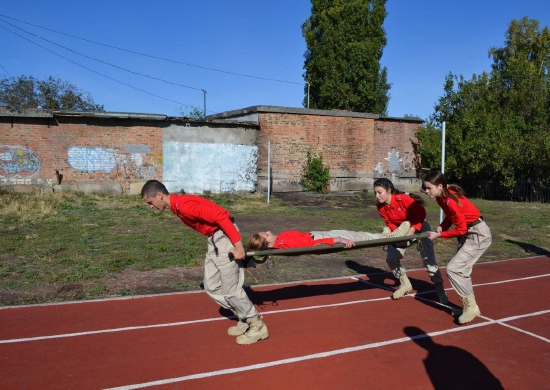 В Новошахтинске состоялась военно-спортивная игра «Зарница» среди юнармейских команд школ города