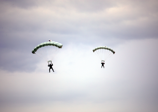 Военнослужащие Северного флота выполнили парашютные прыжки  в небе Заполярья