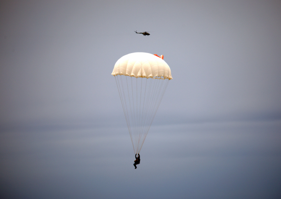 Военнослужащие Северного флота выполнили парашютные прыжки  в небе Заполярья