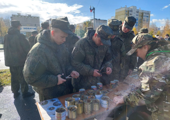 Военнослужащие уральского объединения ВВС и ПВО приняли участие в «ярмарке для СВОих»
