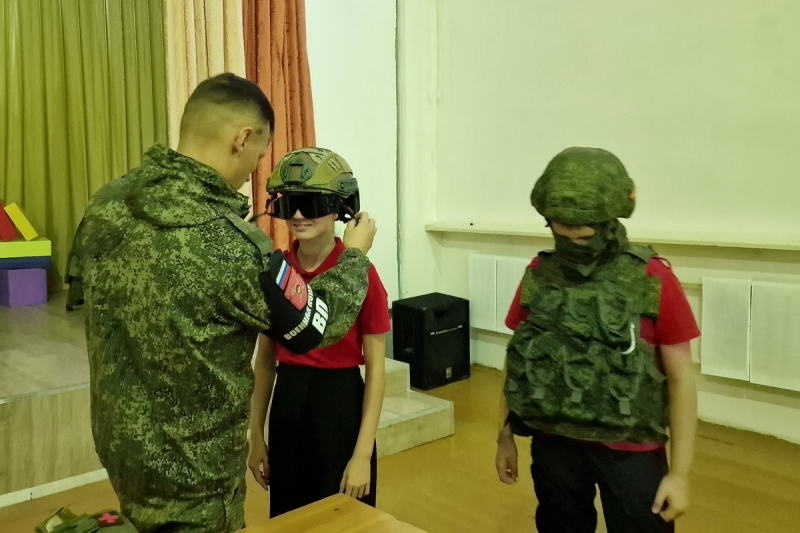 Военнослужащие военной полиции ЦВО провели «Урок мужества»  для юнармейцев в Самарской области