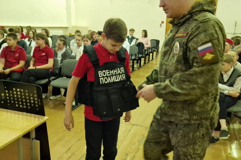 Военнослужащие военной полиции ЦВО провели «Урок мужества»  для юнармейцев в Самарской области