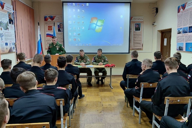 Военные полицейские ЦВО провели урок мужества для ульяновских суворовцев
