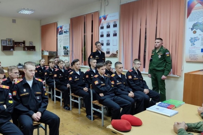 Военные полицейские ЦВО провели урок мужества для ульяновских суворовцев