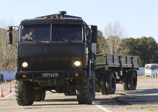 Военные водители ЦВО выполнили упражнение по экстремальному вождению на полигоне в Свердловской области