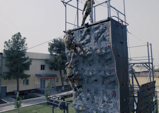 Занятия по горной подготовке с российскими разведчиками в Таджикистане прошли на мобильном тренажерном комплексе