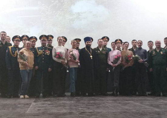Артисты ансамбля песни и пляски ЦВО провели концерт для военных разведчиков в Екатеринбурге