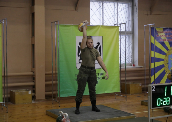 Чемпионат по военно-прикладному спорту в дисциплине «рывок гири» завершился в Новосибирске