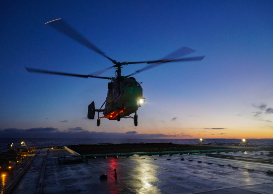 Фрегат «Адмирал Горшков» отрабатывает взаимодействие с вертолетами в Баренцевом море