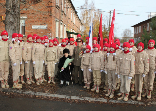 Юнармейцы провели мини-парад у дома ветерана в Самарской области