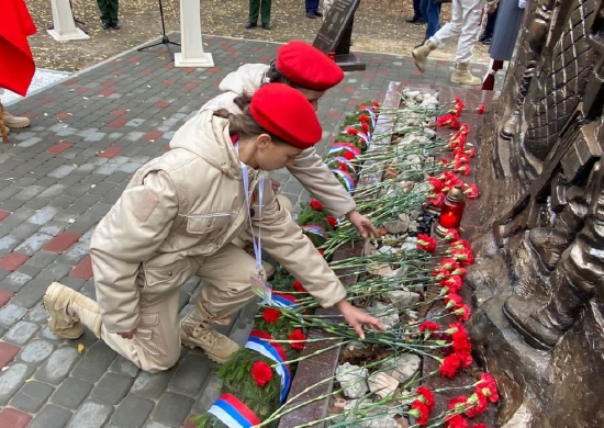 Юнармейцы Ростовской приняли участие в торжественной церемонии открытия мемориала «Участникам специальной военной операции»